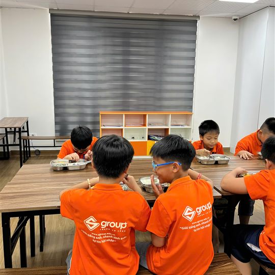 Các con ăn tối cùng nhau tại SGROUP